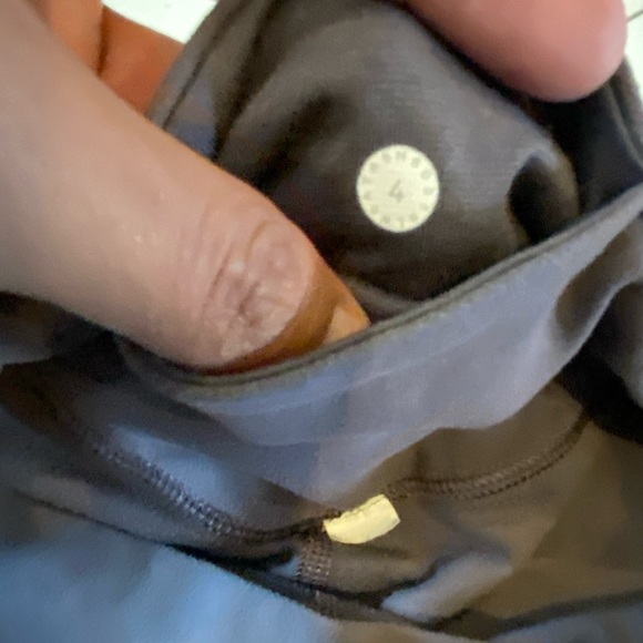 Lululemon crop leggings size 4 - Picture 8 of 9